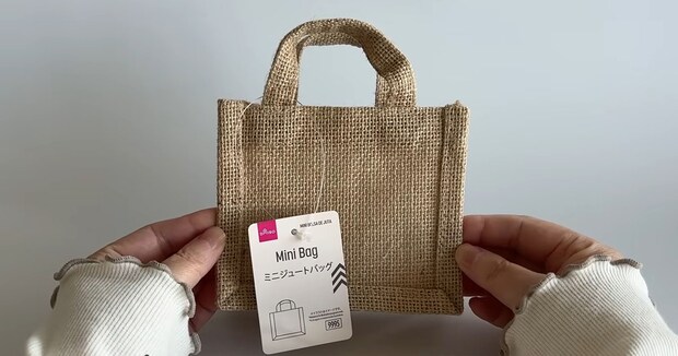 ダイソーのミニジュートバッグの“じゃない使い方”→100均アレンジで簡単に手作りギフトが完成！