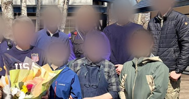 実家で撮った家族写真→最前列を見ると……「本当に羨ましい」　1000万表示の“思わず声が出る光景”に「最高」「ヤバい、可愛いが過ぎる」