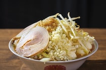 「愛知県の二郎系の名店」一番食べてみたいのは？　自称“日本一大きい鶏チャーシュー”がのった二郎系ラーメンが味わえるお店などを紹介！