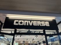 「もう4足目です」　コンバースの“定番スニーカー”がセールで50％オフ→オールブラックのルックスに「永遠の定番」「最高にかっこいい」