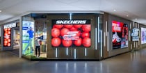 「どハマりしてます。歩くのが楽しい」「色違いで何足も欲しい」SKECHERS（スケッチャーズ）の“黒スニーカー”に絶賛の声 「足の疲れが違う」「脱ぎ履きがスムーズ」