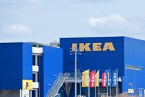 「急な雨でIKEAの“599円傘”を買ってみたら…」　予想外の優秀さにリピート確実！？　「車用にもう1本欲しい」「とにかく軽い」