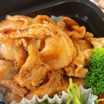 息子には「お肉どーん弁当」だったママ→一方、娘に対しては……　「こんな弁当食べてみたかった」まさかの中身に「参考にさせていただきます」