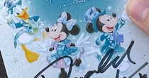 ディズニーシーでキャラにサインを書いてもらったら……　震えるほどの衝撃な光景に「すごすぎる！」「おめでとう！」