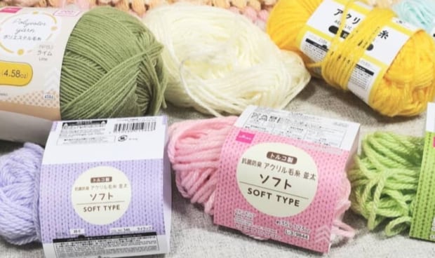 【編み物歴半年】女性が7色の毛糸をコツコツ編むと……　まさかの完成品に「おおーーっ」「凄すぎる」「モコモコ感が良き」