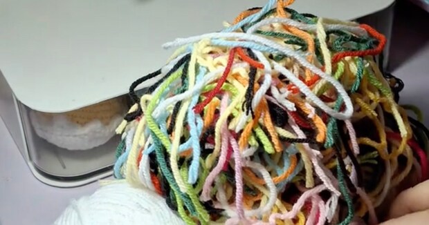 カラフルな毛糸の切れ端→集めてぐんぐん編んでいくと……　完成したアイテムに「良いアイデア！」「きれいですね」【海外】