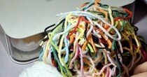 カラフルな毛糸の切れ端→集めてぐんぐん編んでいくと……　完成したアイテムに「良いアイデア！」「きれいですね」【海外】