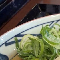 丸亀製麺で「冷かけうどん」を注文→店員に渡されたのは…… まさかの光景に「前代未聞や」「新手のプロポーズでは？」