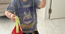 「ひいじいちゃんと公園行けるって聞いて今これ」→2歳息子の姿が3万いいね　「全て一軍」「最強の組み合わせ」「準備万端すぎ」