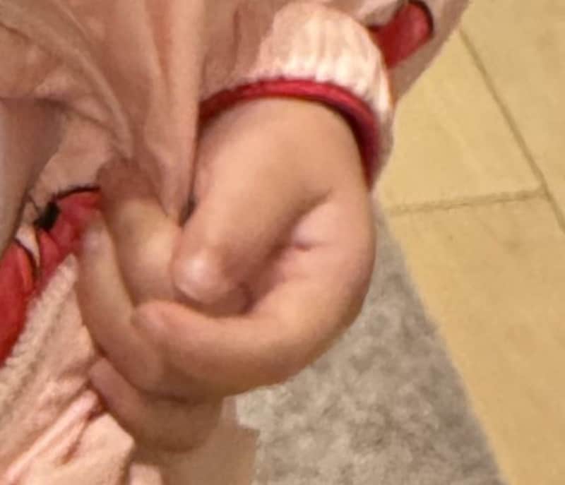 “ハッピーターン”柄の服を着た2歳児→ママが実物を見せると……　“まさかの姿”に「大人になってもこの服着てて欲しい」