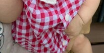 生後1カ月の赤ちゃんにカメラを向けたら……まさかの“ポージング”にママ爆笑「平成のギャル感」「陽キャすぎて眩しい」