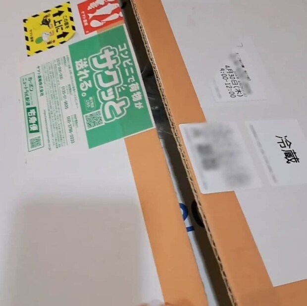 友人「カニ送ったわ」→届いたダンボールを開けると……　とんでもない中身に「幸せがつまりまくってるーーーー!!」「爆笑」