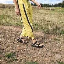 「テバにして大正解」　Tevaの進化した“ふかふかソールサンダル”→履いてみると……　「機能性が高く、履き心地も抜群」「1日中歩いても◎」