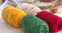 4色の毛糸をかぎ針でひたすら編んでいくと……　完成した“おしゃれアイテム”に「素晴らしい！」「早速挑戦してみます」