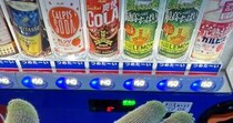 自販機で飲み物を購入したら……→まさかの光景に「酷すぎるwwwwwwwww」