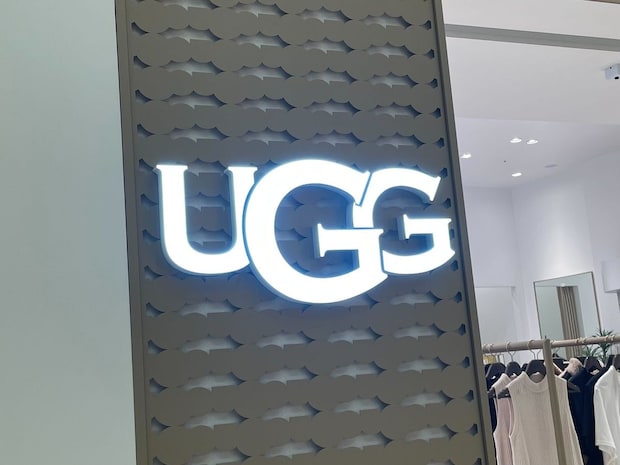 「足めちゃめちゃ長く見える」 UGGの“厚底サンダル”が大好評　「盛れます。可愛すぎる」「ボリューム満点なのにふかふか。長距離歩いても痛くならない」