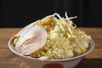自称“日本一大きい鶏チャーシュー”がのった二郎系ラーメンが味わえるお店などを紹介！　愛知県の「二郎系」の名店10選！