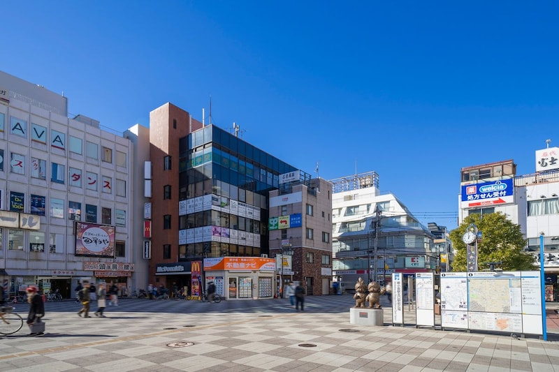 「駅から1分もせずに着く」　“立地が高評価な首都圏の大学”ランキング上位に集まった声「商店街にあるのでお昼ご飯はたくさん選べます」「遅延が多いので早めに来た方がいい」