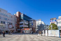「駅から1分もせずに着く」　“立地が高評価な首都圏の大学”ランキング上位に集まった声「商店街にあるのでお昼ご飯はたくさん選べます」「遅延が多いので早めに来た方がいい」