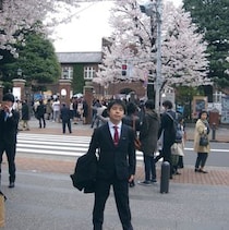 入学式にスーツで出席した男性→卒業式では……　「何があってこうなった」衝撃の変化が1000万表示「本人!?」「5度見くらいした」