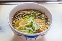 厳選された石臼挽きそば粉を使用した本格的なそばが味わえるお店などを紹介！　長野県の「立ち食いそば」の名店6選！