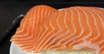 「誕生日なのでデカい寿司を食べました」→本当かと思い、見ると……　「ロマンすぎる」目を疑う光景に思わず二度見