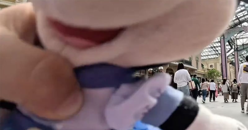 2歳娘にカメラを持たせ、ディズニーを歩かせたら……　560万再生の“夢の国の光景”に「CMに起用されていいレベル」「涙が止まらねぇ」