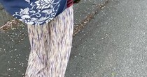 祖父の形見のギターを背負ったら……「これはこれで」　“二度見不可避すぎる後ろ姿”が50万表示「味わい深いです」