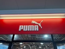 「履き心地が最高！」　PUMAの“ふわふわサンダル”が人気→厚みのあるソールに「歩きやすくて楽」「近所の買い物で履いてます」