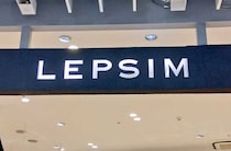 「ペットボトルもポーチも余裕」LEPSIM（レプシィム）の“きれいめボディバッグ”が大人気　「見た目以上に大容量」「びっくりするほど軽い」