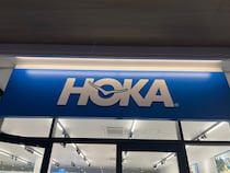 「これ一足で完結」　HOKAの“ガシガシ歩けるサンダル”→履いてみると……　厚みのあるクッションに「別格の履き心地」「最高の夏用サンダル」