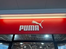 「履き心地が最高！」　PUMAの“ふわふわサンダル”が人気→厚みのあるソールに「歩きやすくて楽」「近所の買い物で履いてます」