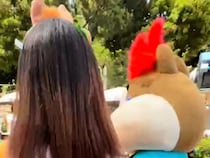 4歳のころ着ていたディズニーTシャツ→15年ぶりに着て行ったら……　まさかのレア展開に「うらやましい」「嬉しいだろうね」