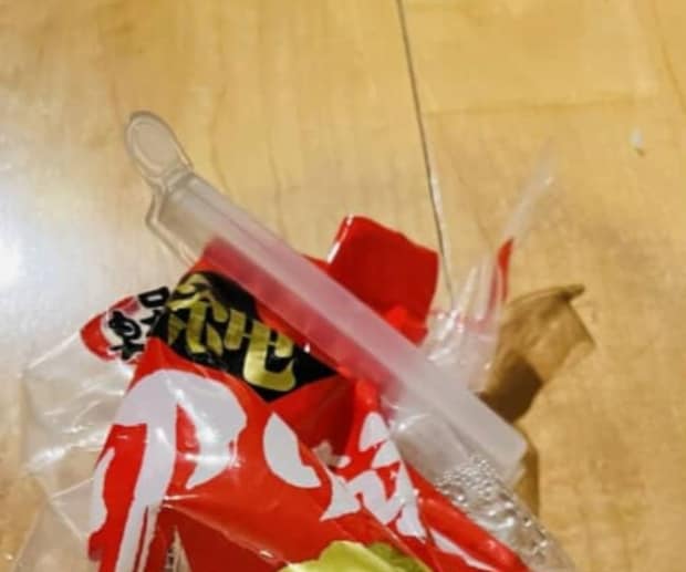 家の棚から大昔の切り餅が出てきた→中身を見ると……　目を背けたくなる光景に反響「最近見た投稿で1番怖い」「呪われる」