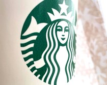 「5キロのお米も入る」スタバの“大きめエコバッグ”に「ワンランク上のおしゃれ感」「サイズ、色味、柄全て好み」「人に見せたくなるデザイン」の声
