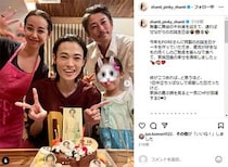 「窪塚家最高です」「素敵な食卓過ぎる」　窪塚洋介＆妻・PINKY、長男・愛流の21歳バースデーを“特別仕様”のケーキで祝福