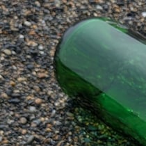 海辺で何気なく拾った瓶→開けたら……　まさかの中身に「子どものころ憧れたやつやん」「私も海岸に行ってみます」