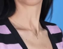 首元がダラッとした服→“一瞬で縮める方法”が1000万再生突破！　激変の仕上がりに「これならできそう」「やってみます」【海外】