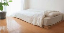 「広さは満足だけど、床がツルツル……」お部屋の悩み、プロが手を加えると……　ホテルのような仕上がりに「過去イチ好きな部屋」「憧れすぎる！」