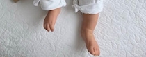 3カ月赤ちゃんをパパに任せて身支度→ママが様子を見に行くと……「なにこれええ」　まさかの光景に「世の中こういう旦那様であふれろ！」
