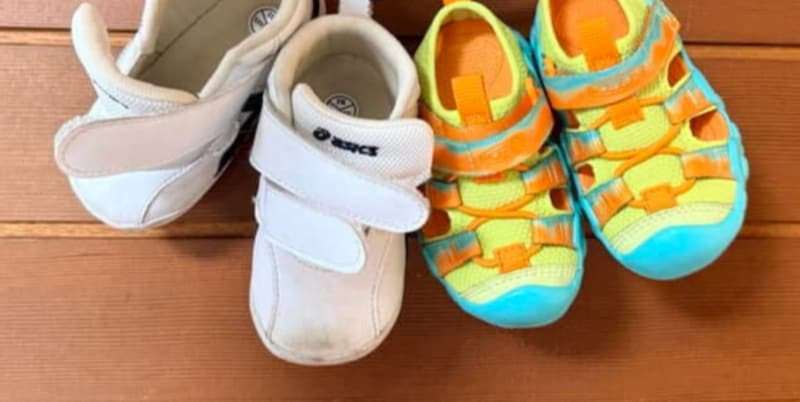 子どもが脱いだ靴「その手があったか！」　ママの持ち運びアイデアに「これはすごいーーーー！！」「え！天才」