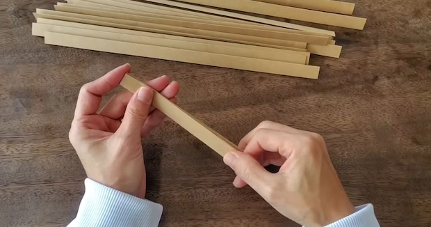 クラフト紙を細長く折って12本用意→コツコツ編み込んだら……　見とれる完成品に「素敵ですね」「やってみたくなりました」