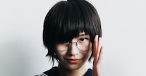 「超イカしてる」　3年前の紅白出場歌手、あか抜けた“斬新スタイル”で印象ガラリ！　制服の面影消し去り「なんて美しいんだ」「サングラスカッコいい」