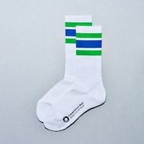 「絶対に買うべき」　世界で広がるファミマ「ラインソックス」人気　海外旅行客が熱狂する“コンビニソックス”文化