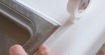 「手もブラシも一切汚さない」「汚れる前に貼るだけ」“梅雨前に備えたい”超便利な「お掃除グッズ」おすすめ4選「あのイライラに終止符」