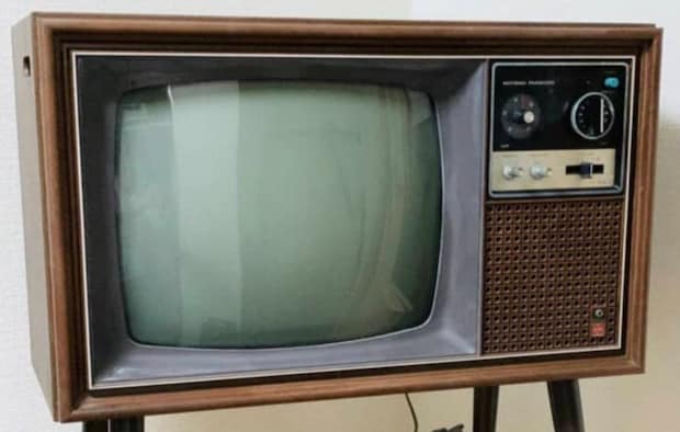 ヤフオクで買ったレトロなテレビ→リメイクしたら……　完成品と“まさかのその後”に「天才すぎる」「これはベストだと思う笑」