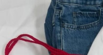 ダイソーの赤いレース糸をザクザク編むと……　夏にピッタリの“まさかの完成品”に「天才！」「こういう方法があったとは‎」