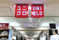 「とにかくスタイルがよく見えます！」ユニクロの“リブヘンリーネックT”に絶賛の声「色違いで3着買いました」「痩せてみえる！」