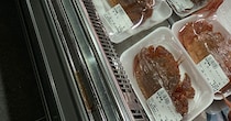 鮮魚店の経営者が売り場を見ると……　「やられた」→まさかの光景に「パニック」「無法地帯すぎる」