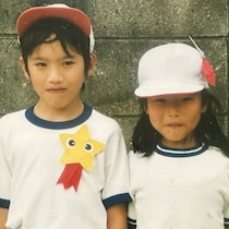 「こんな恋愛憧れます︎」“腐れ縁”の幼なじみ2人→20年後……　現在の姿に「素敵すぎて涙」「羨ましすぎる」と240万表示